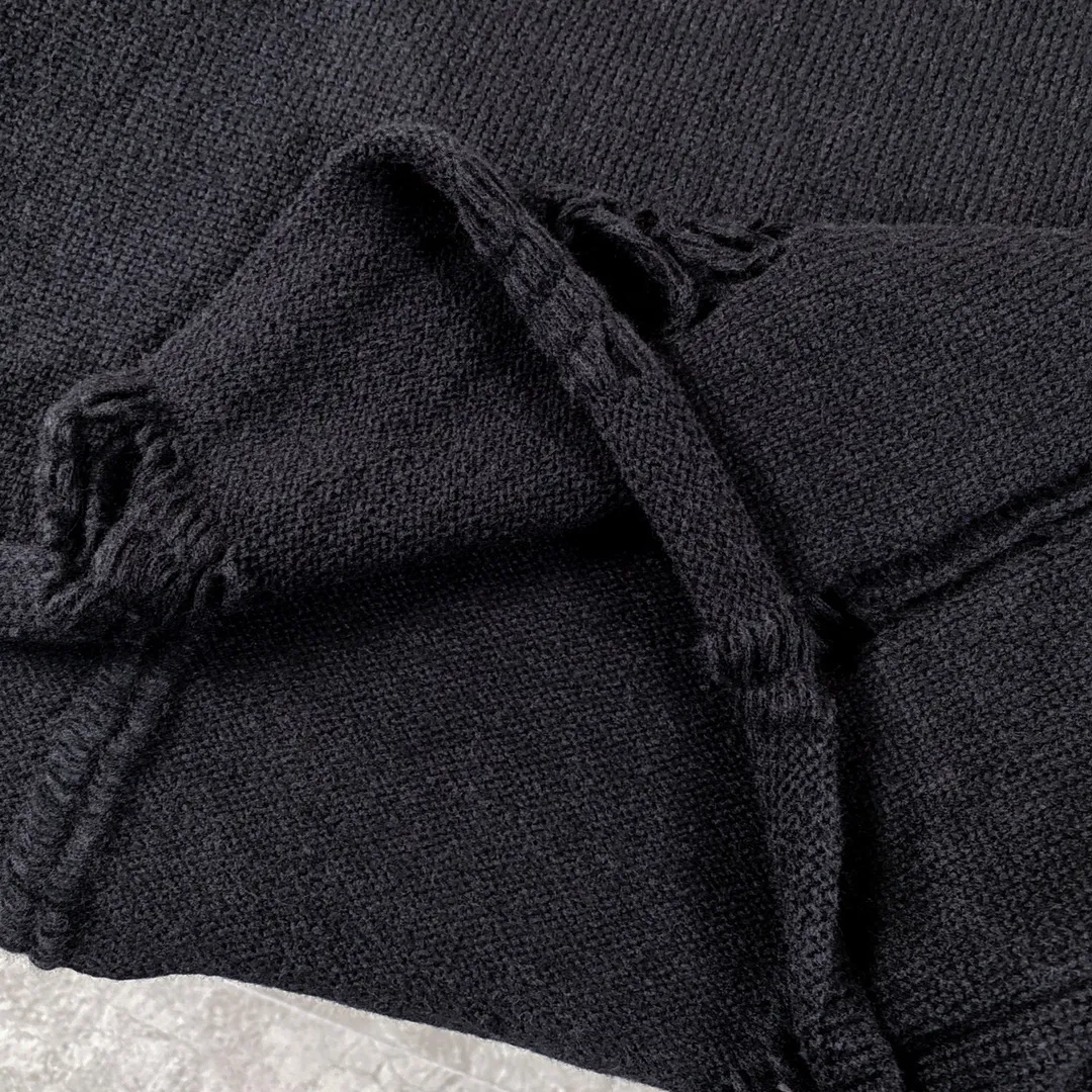 P230 High-quality Chrome Hearts CH Chrome Hearts patchwork cross hole knitted sweater pullover. The popular style is the same for men and women. It is matched with black and white. It looks good in real life. The upper body is good-looking. It looks good in daily wear. It is even more photogenic. It’s hard not to buy it. Buy it for me!!! Believe me, no one can refuse such a long Chrome Hearts jacket. The version has been expanded based on the old version. The upper body is loose and stylish, and the hem is expanded to a casual design. Fat people look extremely slim, thin people have limited height and high-end. Ten thousand yuan ZP printing, 1:1 perfect restoration, looks good when worn alone or stacked, can be easily controlled by both men and women. If you care more about quality, you must also respect the price. It is completely different from the thin see-through bottoms and junk products on the market that pill when worn. If the style makes you shine at a glance, then quality is what you should pay more attention to. Compared with price, we focus on quality. Customers who have received my products all know it. ️️️ Sweaters on the market are generally made of bract core yarn. We use modal. The advantages over core-spun yarn are very intuitive: high cost, high price, high density, relatively expensive for developers, and let us make a lot less money. In addition, it is delicate, has no scum on the upper body, resists pilling, and is high-end. We are conscientious sellers and do not use core-spun yarn. Apart from being cheap, core-spun yarn is really useless. It shrinks, pills, hooks, and makes people pierced. He is proficient in everything. It is 2024. Who doesn’t want to look decent when they go out? Quality determines the upper body effect. No matter how bad the quality, the best style is still the temperament of the urban-rural fringe. We only do long-term business. Quality determines character. Take it back and wear it with confidence and wash it. The quality of the pattern will definitely make your eyes shine. We only make the right version of high quality. We make high-end hard goods. Reject junk goods and reject fast food. Conscientious quality and conscientious price. You deserve it!  Color: Black White Gray Red Size: S M L
